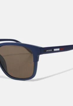 Lacoste Unisex - Zonnebril - Matte Blue 9 Lacoste Unisex - Zonnebril - Matte Blue -Lacoste 15c56d961c36402e91552085a5e6ad04