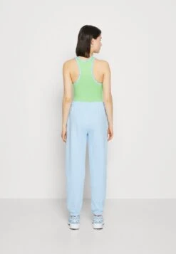 Lacoste X Netflix - Trainingsbroek - Overview 8 Lacoste X Netflix - Trainingsbroek - Overview -Lacoste 1c5272a215c34461a8e2f731d48f7ae6