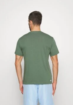 Lacoste Sport Classic - T-Shirt Basic - Sequoia 8 Lacoste Sport Classic - T-Shirt Basic - Sequoia -Lacoste 21a36f1d1e9148428e5ef5e7503b245b