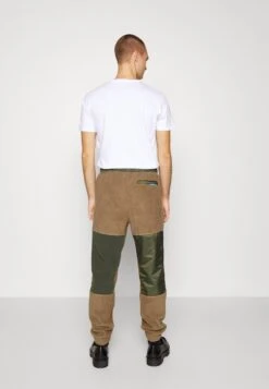 Lacoste Trainingsbroek - Leafy/Baobab 7 Lacoste Trainingsbroek - Leafy/Baobab -Lacoste 2b3cc5d0918f4ece8023ea4b4b981b51