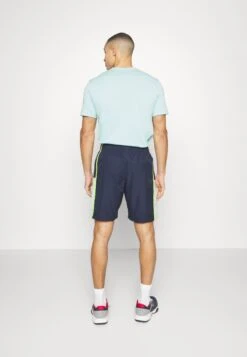 Lacoste Sport Tennis Short Block - Korte Broeken - Bleu Marine Vert Clair Jaune 8 Lacoste Sport Tennis Short Block - Korte Broeken - Bleu Marine Vert Clair Jaune -Lacoste 37d1b6d96ae04bb0a69918561724825c