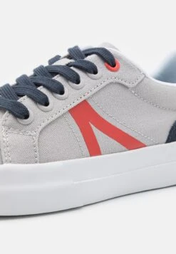 Lacoste Unisex - Sneakers Laag - Light Grey/Red 11 Lacoste Unisex - Sneakers Laag - Light Grey/Red -Lacoste 3aec195b4a01491c8dfac3978a475ed1