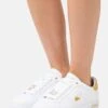 Lacoste Powercourt- Sneakers Laag - White/Gold
