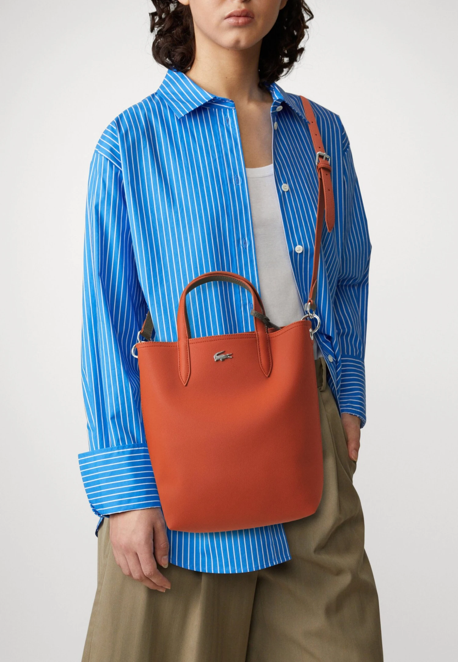 Lacoste Vertical - Handtas - Rooibos Tea Eco Iron Gate 1 Lacoste Vertical - Handtas - Rooibos Tea Eco Iron Gate