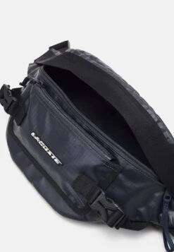 Lacoste Street Balance Unisex - Heuptas - Bleu Nuit Noir -Lacoste 676a6dddbbe24f1ab20dc68d5bb97adb