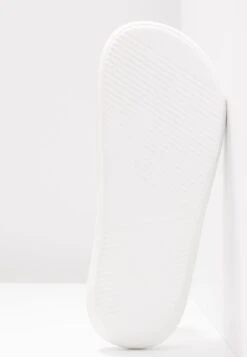 Lacoste Croco Slide- Badslippers - White 13 Lacoste Croco Slide- Badslippers - White -Lacoste 6b64526d8c894210b7eae735fc03ff0a