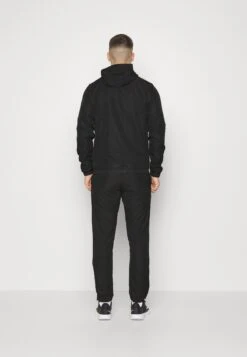 Lacoste Sport Tracksuit Hodded - Trainingspak - Black 15 Lacoste Sport Tracksuit Hodded - Trainingspak - Black -Lacoste 6c40b2cd991f4f6fb32843ae9b97dd6e