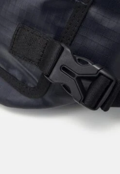 Lacoste Street Balance Unisex - Heuptas - Bleu Nuit Noir -Lacoste 6d36436e7627430285da3905565a552b