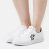 Lacoste X Netflix - Sneakers Court Femme - Sneakers Laag - White/Green
