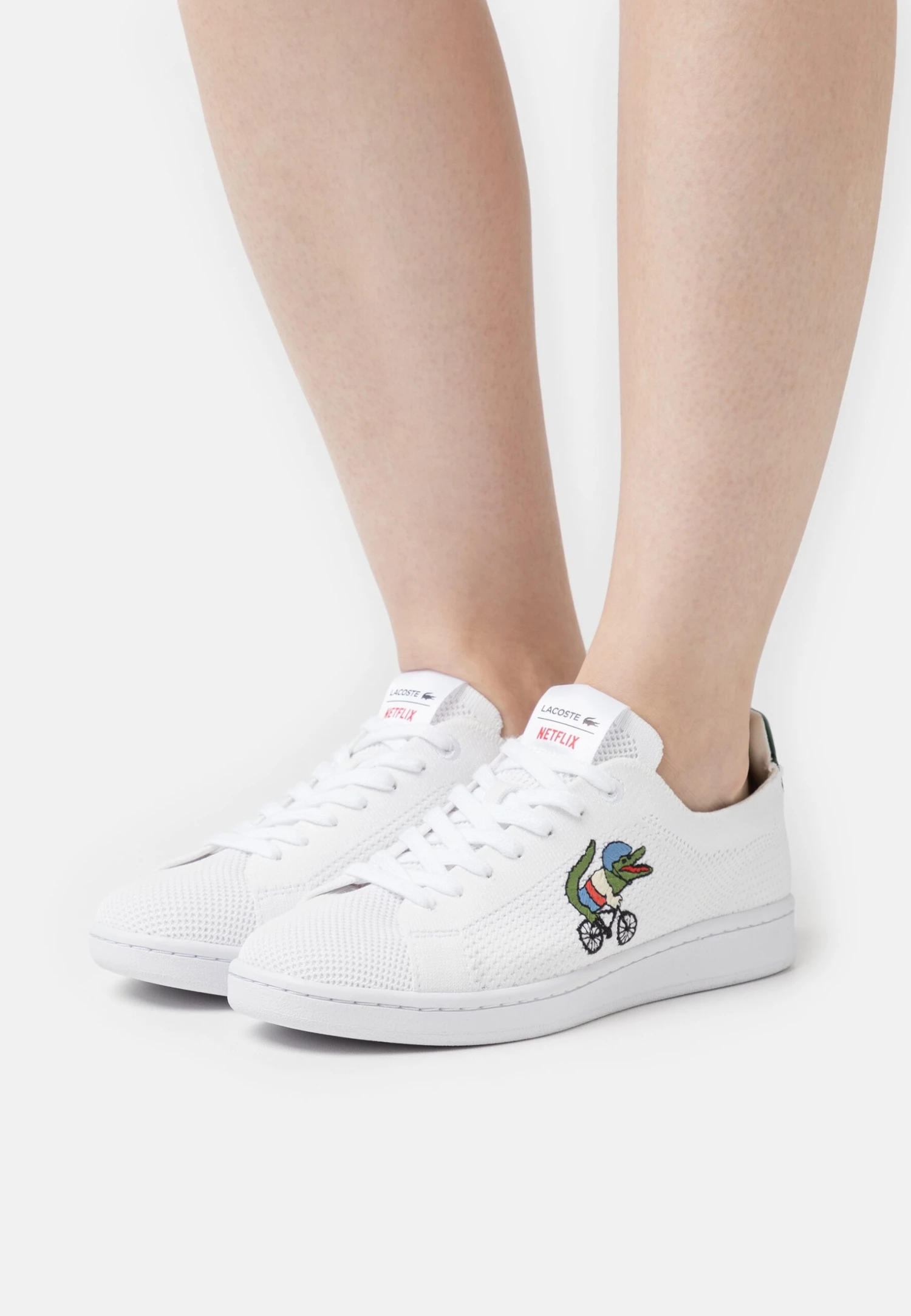 Lacoste X Netflix - Sneakers Court Femme - Sneakers Laag - White/Green 1 Lacoste X Netflix - Sneakers Court Femme - Sneakers Laag - White/Green