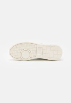 Lacoste Carnaby Plat - Sneakers Laag - Off White -Lacoste 9494ad206dd848deae371f8f8be5b43f