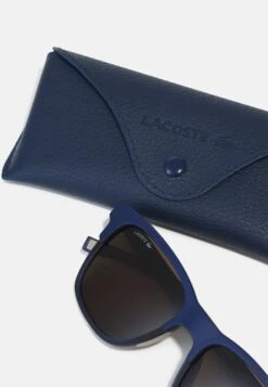 Lacoste Unisex - Zonnebril - Matte Blue 8 Lacoste Unisex - Zonnebril - Matte Blue -Lacoste 94c0923c687a49858ab47e1916ceb045