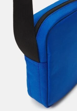 Lacoste Neocroc Seasonal Unisex - Schoudertas - Royaume Noir Blanc 10 Lacoste Neocroc Seasonal Unisex - Schoudertas - Royaume Noir Blanc -Lacoste 99bc84c3123d4eb5941482054fea465b