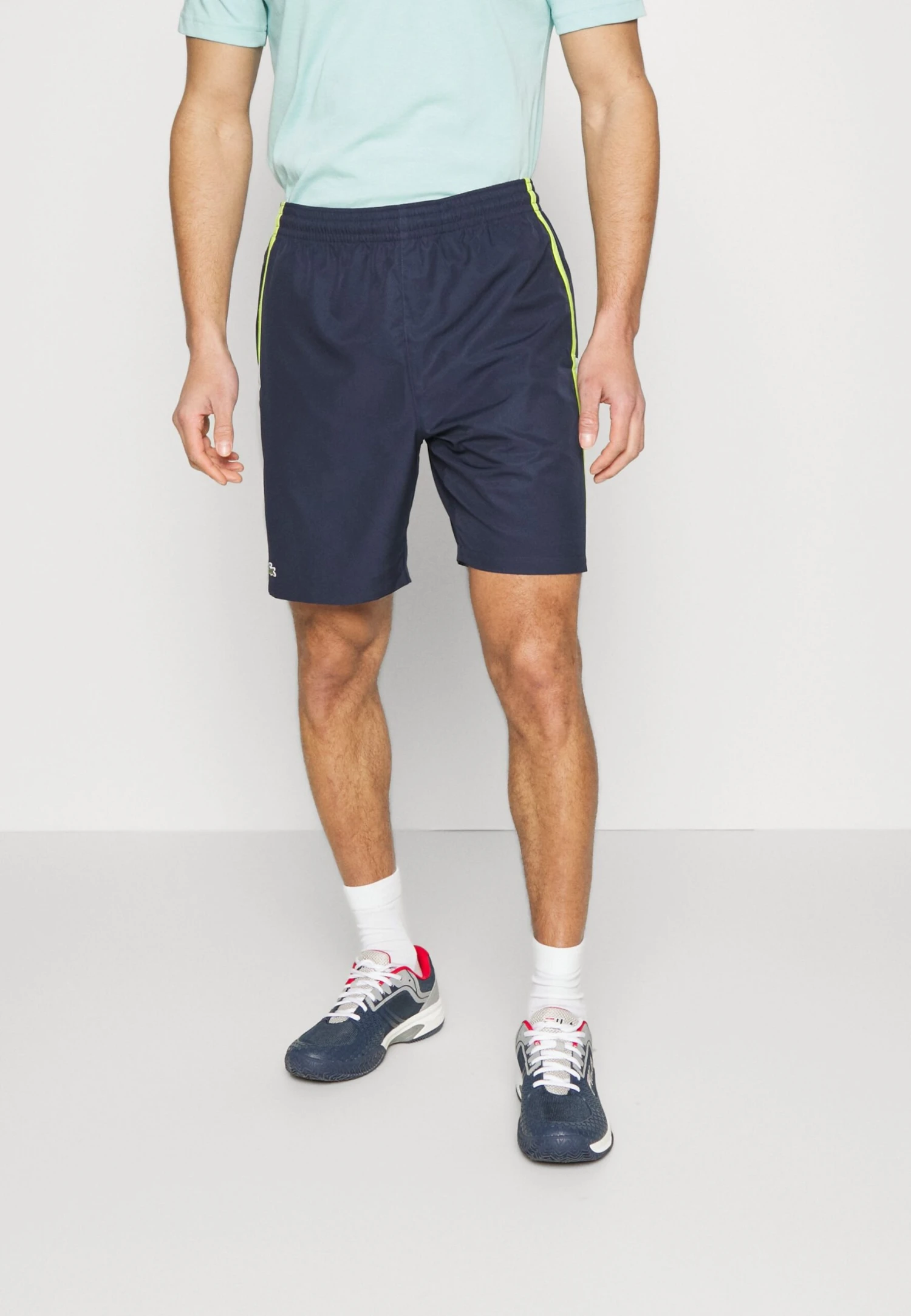Lacoste Sport Tennis Short Block - Korte Broeken - Bleu Marine Vert Clair Jaune 1 Lacoste Sport Tennis Short Block - Korte Broeken - Bleu Marine Vert Clair Jaune