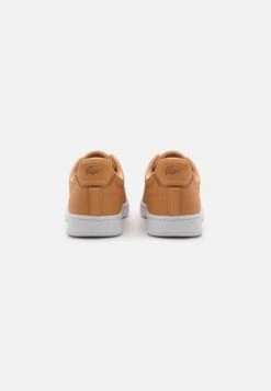 Lacoste Carnaby Pro - Sneakers Laag - Tan/White -Lacoste ad5d6b0692cc43f8890a158e9d39eeb6