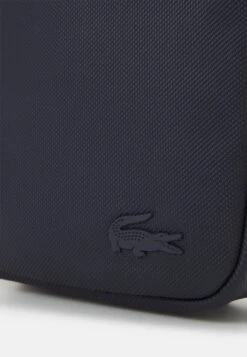 Lacoste Men Classic Unisex - Schoudertas - Marine 7 Lacoste Men Classic Unisex - Schoudertas - Marine -Lacoste b13998e3eb964dcbb5c6e8e4dca5d8e2