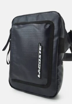 Lacoste Street Balance Unisex - Schoudertas - Bleu Nuit Noir -Lacoste b7fea2b54095458e9d5471f609c492e5
