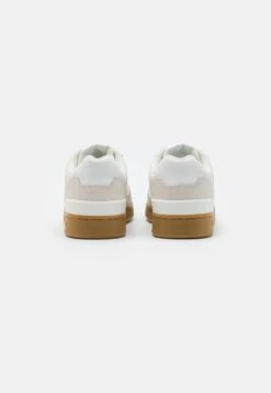 Lacoste X Netflix - Sneakers Laag - Off Wihte/Brown -Lacoste cd8a2750a3854fa5a0c6b7ceff4a2460