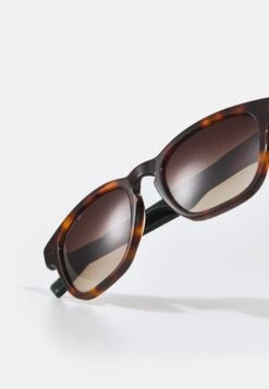 Lacoste Zonnebril - Torotise -Lacoste d1e96a7c3e3b42c69a2ee54d2c8cffac